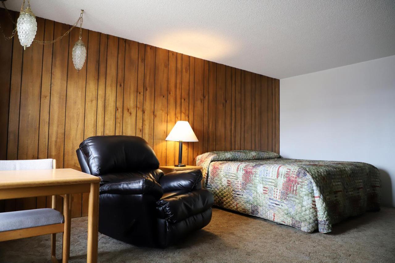 Big Sky Motel Roundup Exterior photo