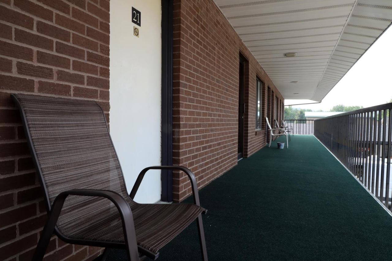 Big Sky Motel Roundup Exterior photo