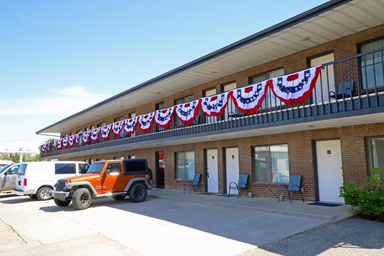 Big Sky Motel Roundup Exterior photo